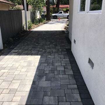 Angelus Grey Charcoal Courtyard Paver with Solid Border