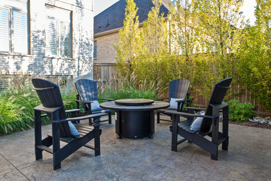 Photo of a contemporary patio in Toronto.