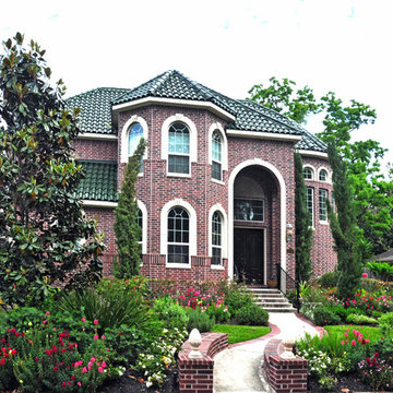 Cottage-style front yard in Braeswood Place
