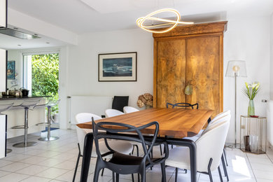 Idées déco pour une salle à manger ouverte sur le salon contemporaine de taille moyenne avec un mur blanc, un sol en carrelage de céramique, aucune cheminée et un sol blanc.