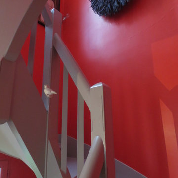 Escalier galerie, murs rouges