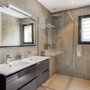 Idées déco pour une salle d'eau contemporaine avec un placard à porte plane, des portes de placard noires, une douche à l'italienne, un carrelage gris, un lavabo intégré, un sol gris, aucune cabine et un plan de toilette blanc.