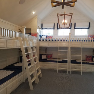 Aménagement d'une grande chambre bord de mer avec un mur blanc et un sol bleu.