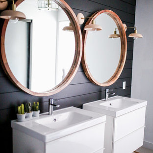 Inspiration pour une petite salle de bain principale craftsman avec un placard à porte plane, des portes de placard blanches, une douche d'angle, un WC à poser, un carrelage noir, un mur noir, un sol en carrelage de porcelaine, un lavabo suspendu, un plan de toilette en onyx et un sol gris.