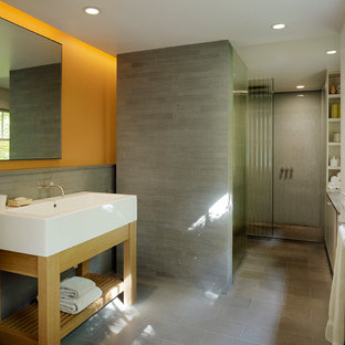 Ispirazione per una stanza da bagno moderna con doccia aperta, pareti arancioni, doccia aperta e pavimento grigio