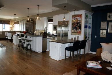 Example of a beach style kitchen design in Los Angeles