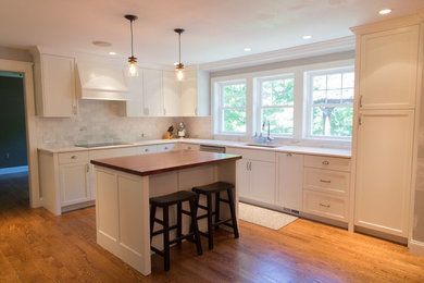 Example of a kitchen design in San Diego