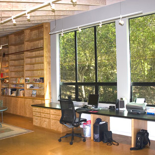 サンフランシスコの小さいモダンスタイルのおしゃれなアトリエ・スタジオ (白い壁、コルクフローリング、造り付け机) の写真