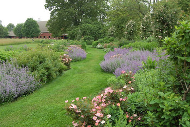 Design ideas for a farmhouse landscaping in New York.