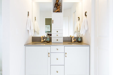Bathroom - mid-sized modern master linoleum floor and brown floor bathroom idea in Austin with shaker cabinets, white cabinets, a one-piece toilet, white walls, an undermount sink, quartzite countertops and a hinged shower door