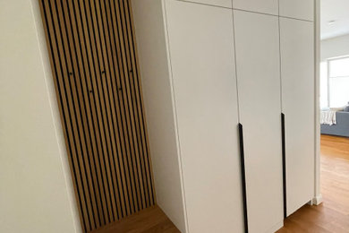 Garderobenanlage mit Saugroboter-Integration – Maßarbeit in Eiche & Echtlack