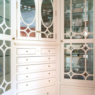 Стильный дизайн: кухня в классическом стиле с кладовкой, плоскими фасадами, белыми фасадами и ковровым покрытием без острова - последний тренд