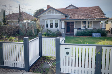 Inspiration for a mid-sized traditional one-storey house exterior in Melbourne.