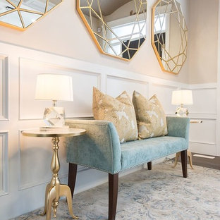 Exempel på en mellanstor eklektisk foajé, med beige väggar, mörkt trägolv, en enkeldörr, en brun dörr och svart golv