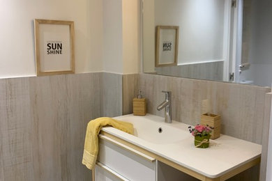 Foto de cuarto de baño costero con armarios con paneles lisos, puertas de armario de madera clara, ducha a ras de suelo, sanitario de una pieza, baldosas y/o azulejos beige, baldosas y/o azulejos de cerámica, paredes beige, suelo de baldosas de cerámica, aseo y ducha, lavabo bajoencimera, encimera de cuarzo compacto, suelo beige, ducha abierta y encimeras blancas