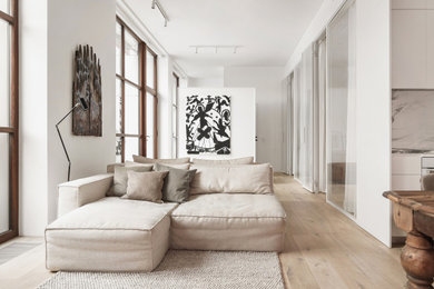 Foto de salón blanco y madera actual de tamaño medio con paredes blancas, suelo de madera clara y suelo beige
