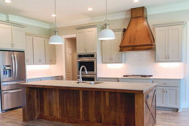 Example of a classic kitchen design in Austin