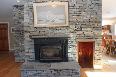 Example of a mountain style home design design in Burlington