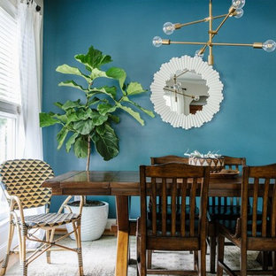 Klassisches Esszimmer mit blauer Wandfarbe in Charlotte