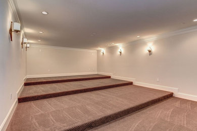ワシントンD.C.にあるトランジショナルスタイルのおしゃれなシアタールームの写真