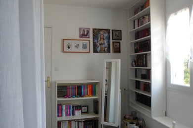Aménagement d'une petite chambre d'amis classique avec un mur blanc, sol en stratifié, aucune cheminée, un sol gris et dressing.