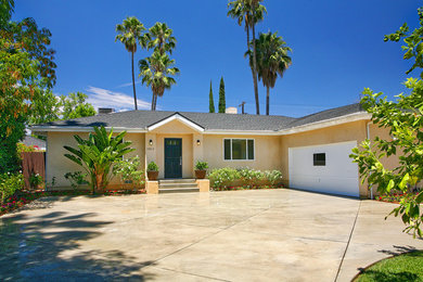 Mid-sized midcentury one-storey stucco beige exterior in Los Angeles with a gable roof.