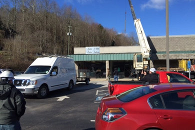 New rooftop AC unit going in at the Food Lion plaza in Ellijay!