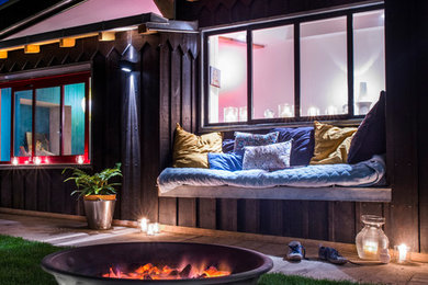 Idée de décoration pour une petite terrasse latérale urbaine avec un foyer extérieur et une extension de toiture.