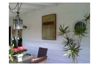 サンディエゴにある低価格のビーチスタイルのおしゃれな家の外観 (漆喰サイディング) の写真