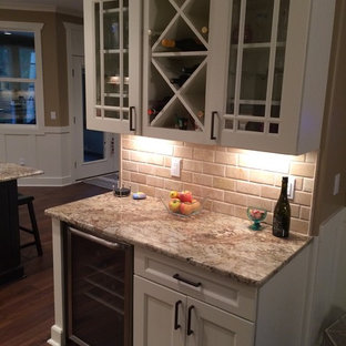 デトロイトの中サイズのおしゃれなホームバー (トラバーチンの床) の写真