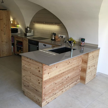 Cuisine montagnarde (pour un chalet) avec plan de travail en DEKTON Manhattan