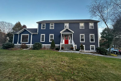 Foto de fachada de casa azul y negra con tablilla