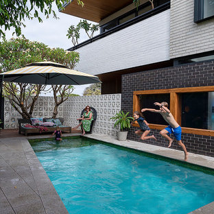 パースの中サイズの長方形ミッドセンチュリースタイルのおしゃれなプールの写真