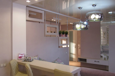 Стильный дизайн: парадная, открытая гостиная комната среднего размера с бежевыми стенами, полом из ламината, телевизором на стене и бежевым полом - последний тренд