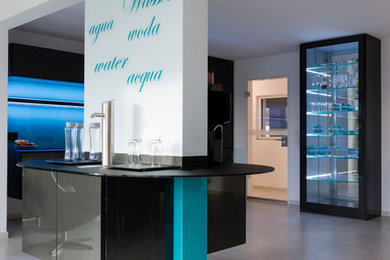 Offene, Einzeilige, Mittelgroße Moderne Küche ohne Insel mit Unterbauwaschbecken, Glasfronten, grauen Schränken, Glas-Arbeitsplatte, Küchenrückwand in Grün, Glasrückwand, Elektrogeräten mit Frontblende und Zementfliesen für Boden in Hamburg
