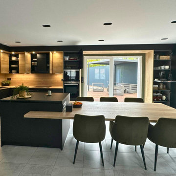 Cuisine contemporaine bois et noir — équilibre entre lignes épurées et matières