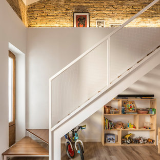 Gerade, Kleine Mediterrane Holztreppe mit offenen Setzstufen, Mix-Geländer und Ziegelwänden in Valencia