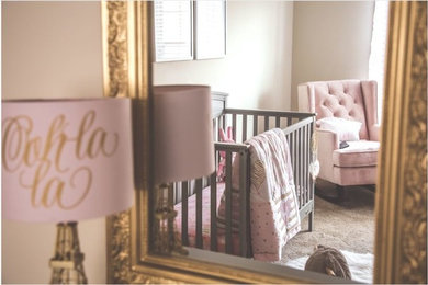 シャーロットにあるお手頃価格の中くらいなトランジショナルスタイルのおしゃれな赤ちゃん部屋 (ベージュの壁、カーペット敷き、女の子用、ベージュの床) の写真