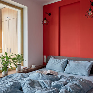 Foto di una camera da letto contemporanea con pareti rosse