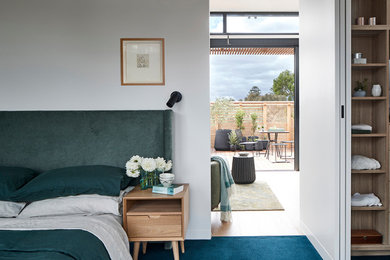 メルボルンにある小さなコンテンポラリースタイルのおしゃれな主寝室 (白い壁、カーペット敷き、暖炉なし、緑の床) のレイアウト