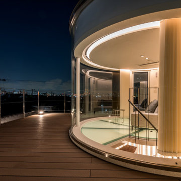 空へ続く列柱コアの家