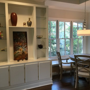 ウィルミントンの中サイズのトランジショナルスタイルのLDKの画像 (グレーの壁、濃色無垢フローリング、暖炉なし)