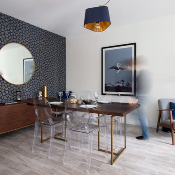 Salle à manger chic et moderne, bois massif et transparence, papier peint motifs