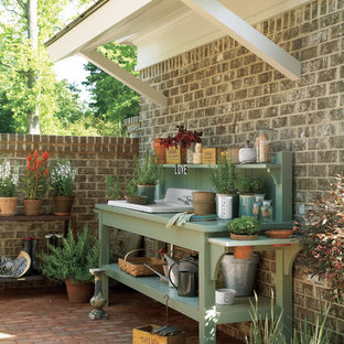 アトランタの中サイズのトラディショナルスタイルのおしゃれな横庭のテラス (コンテナガーデン、レンガ敷き、日よけなし) の写真