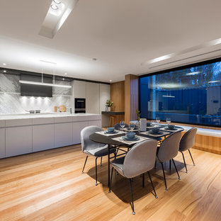 キャンベラのコンテンポラリースタイルのLDKの画像 (白い壁、無垢フローリング、茶色い床)