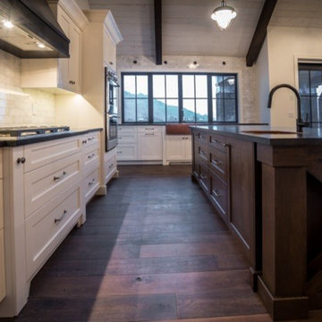 White oak island complementary to flooring