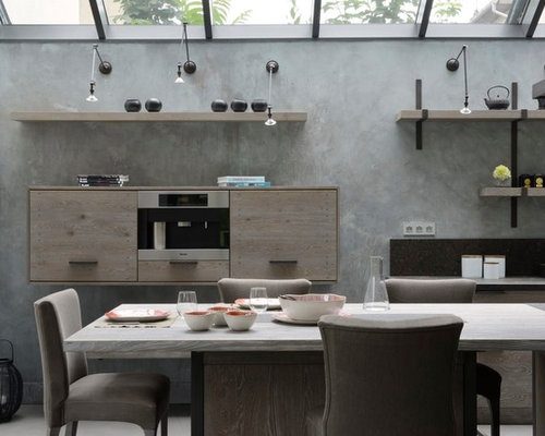 Aménagement d'une grande cuisine américaine linéaire contemporaine avec des portes de placard en bois brun et un îlot central.