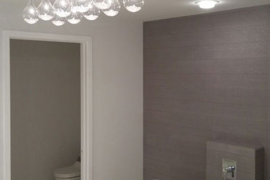 Kleines Modernes Duschbad mit freistehender Badewanne, Toilette mit Aufsatzspülkasten, grauen Fliesen, weißer Wandfarbe, Mosaik-Bodenfliesen, Quarzit-Waschtisch, beigem Boden und weißer Waschtischplatte in Miami