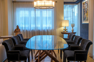 Foto di un grande soggiorno contemporaneo aperto con sala formale, pareti blu, parquet chiaro e nessuna TV