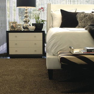 Immagine di una camera matrimoniale etnica di medie dimensioni con moquette, pavimento marrone, camino lineare Ribbon e cornice del camino piastrellata